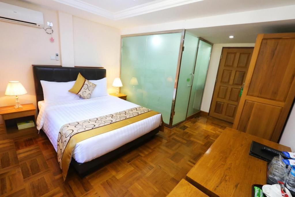 Hotel Bahosi Янгон Екстер'єр фото